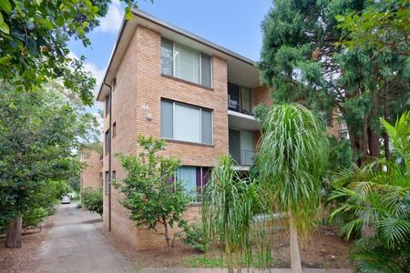 Conveniently Located Modern Apartment - Photo 5