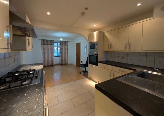 3 Bed Detached House, Normans Mead, NW10 - Photo 1