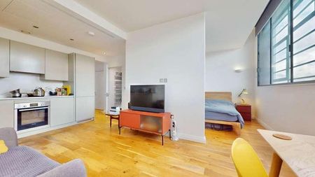 Western Avenue, Perivale, Greenford, UB6 - Photo 2