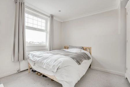 3 bedroom flat in Fulham - Photo 3