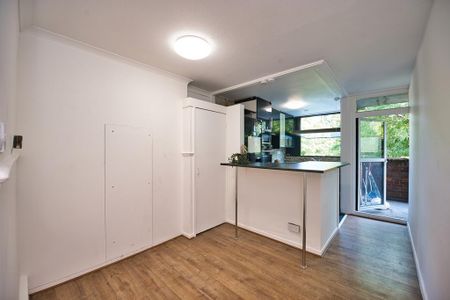 1 bedroom in a flat share to rent - Photo 5