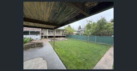 Cosy 2-Bedroom Home with Spacious Backyard - Photo 5