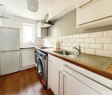 Bluebell Rise, Lightwater, Surrey, GU18 5YN - Photo 2