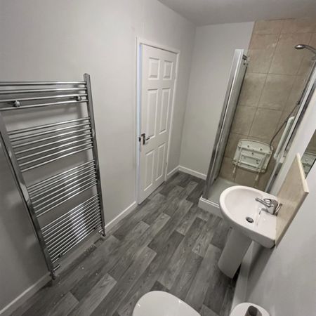 1 bed Flat - To Let - Photo 3