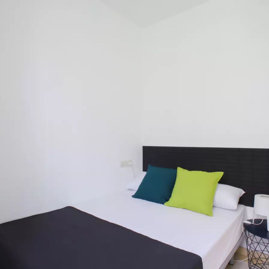 Room in a shared 5-bedroom apartment for rent in Russafa, perfect for professionals and students. - Photo 1