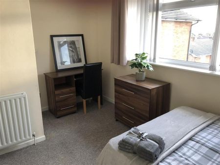 1 bedroom in a house share to rent - Photo 3