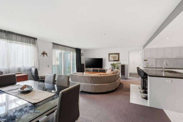 Stylish Fully Furnished Two Bedroom Apartment - Photo 1