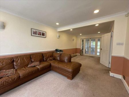 4 bedroom semi-detached house to rent - Photo 2