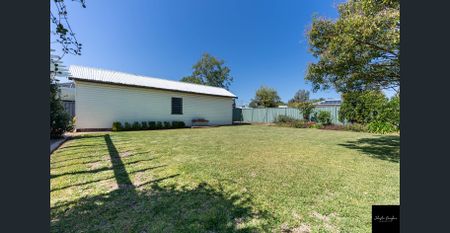 CHARMING WEATHERBOARD HOME WITH IMMACULATE GARDENS - Photo 3