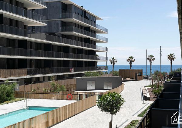 Beautiful 3 Bedroom Apartment with Communal Pool, next to the Sea in Badalona