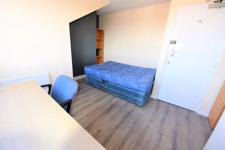 3 bedroom Flat in Brudenell Mount, Leeds - Photo 5