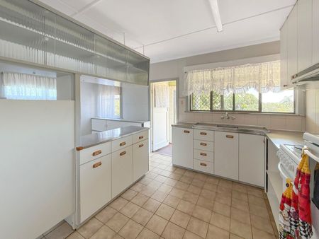 Charming Spacious Family Home - Photo 4