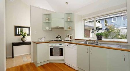 Sunny & Spacious Meadowbank Home - Photo 4