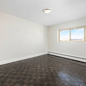 Pet-Friendly Renovated Suites Right by Oshawa Centre! (Marland) - Photo 2