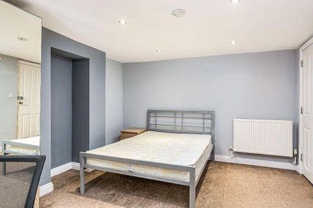 4 bedroom flat to rent - Photo 4