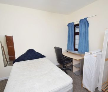 3 bedroom terraced house to rent - Photo 5