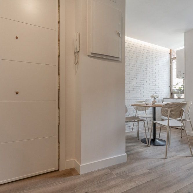 Single room with private bathroom in Madrid Río - Photo 1