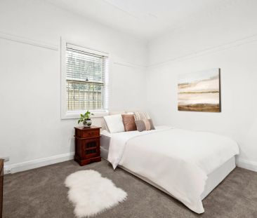 A Renovated 1950s Classic With Double Parking - Photo 3