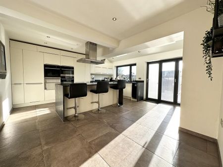 4 bedroom semi-detached house to rent - Photo 5