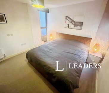 3 bedroom flat to rent - Photo 5