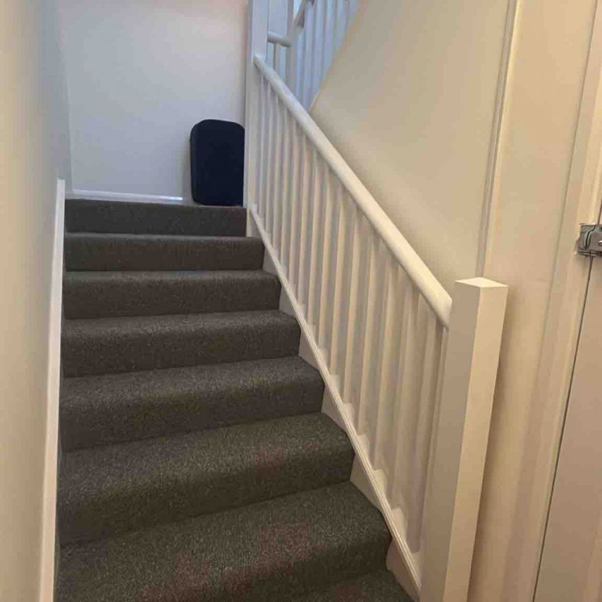 Large En-suite room to let in Rayners Lane Rent £1000 pcm - Photo 1