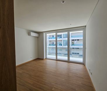Semi-new 2 bedroom flat, next to the Wisteria Shopping Center! - Photo 3