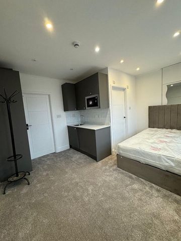 Studio Flat, Wandsworth High St, SW18 - Photo 2