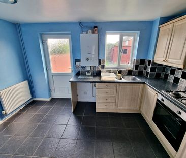 Semi-detached house to rent on - Photo 2