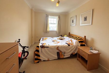 Kings Road, Woking, Surrey, GU21 - Photo 5