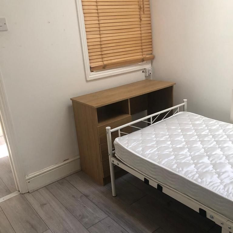 1 bedroom in a house share to rent - Photo 1