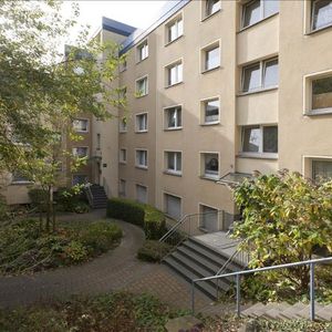 Zentral gelegen - modernisiert und bald einzugsbereit - Foto 2