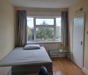 Studio Flat, Sunny Gardens Parade, NW4 - Photo 1