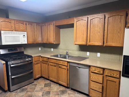 Large Upper Home - Photo 2