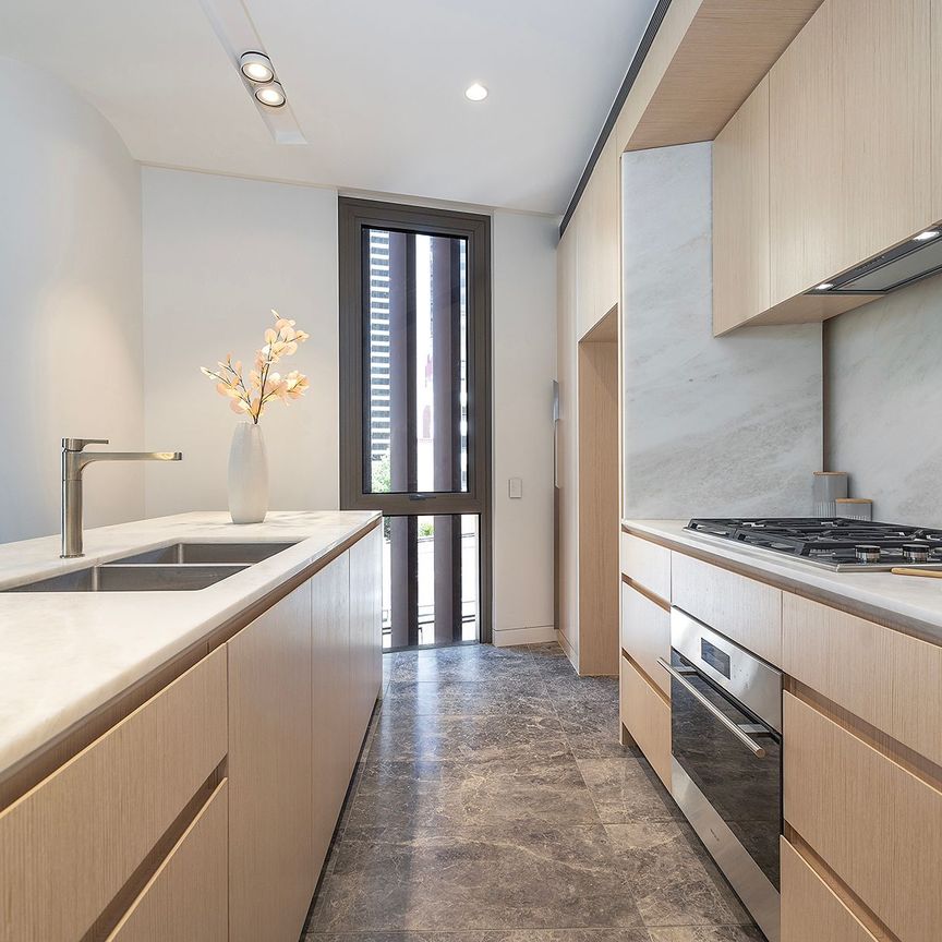 Exceptional Urban Living: Stylish Apartment with Panoramic Views in the Heart of Sydney - Photo 1
