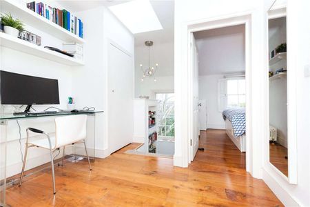 A lovely top floor one bedroom apartment in a period conversion in Arundel Square. - Photo 3