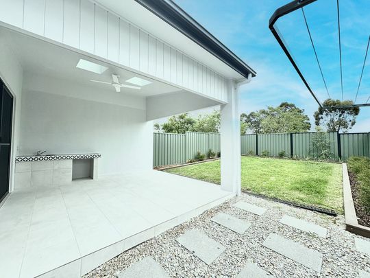 Brand New 5 Bedroom Located within Minutes to Penrith&excl; - Photo 1