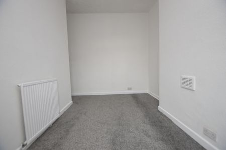 3 Bedroom Terraced House - Photo 3