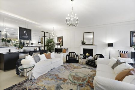 Elegant Ground Floor Two-Bedroom Apartment with French Provincial Charm - Photo 4