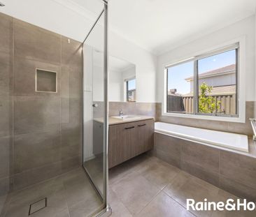 MODERN 4 BEDROOM HOME WITH ALL THE EXTRAS - Photo 4