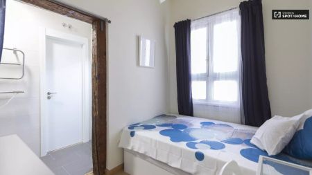 Double bed in Room in a shared 11-bedroom apartment for rent in Palacio - Foto 5