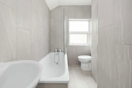 3 bedroom flat to rent - Photo 5