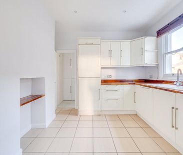 A gorgeous two bedroom, two bathrooms (with one en-suite) split lev... - Photo 1