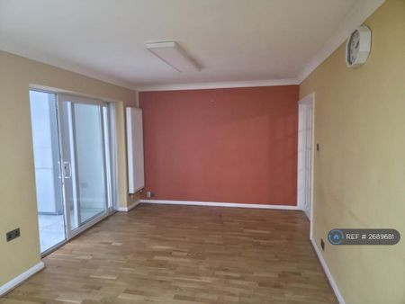 6 bedroom semi-detached house to rent - Photo 2