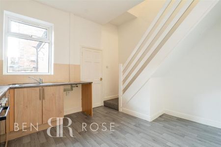 2 bedroom terraced house to rent - Photo 4