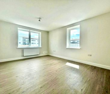 Victoria Road, Farnborough, Hampshire, GU14 - Photo 3