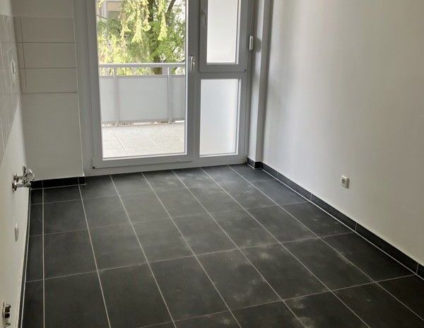 Top ! Sanierte/Renovierte 4-Zimmer Wohnung in Stadtlage anmietbar 01.02.2026 - Photo 1