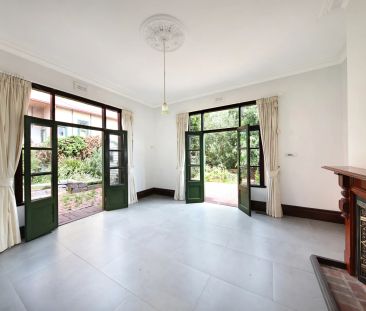 LARGE ENCHANTING PERIOD HOME - Photo 3