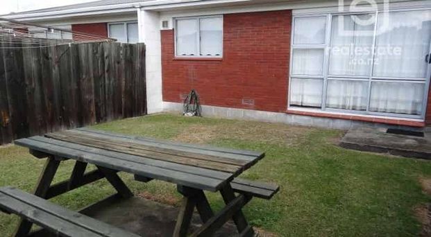 Cozy & Convenient Living in Fenton Park – Fully Fenced 2-Bedroom Home! - Photo 1