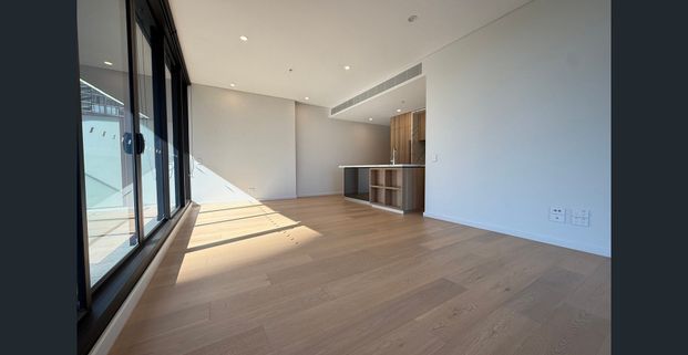 Modern Two Bedroom Apartment in Luxury Building with Carspace - Photo 1