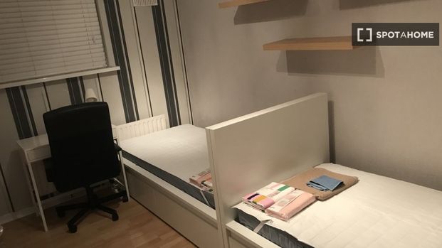 Beds for rent in a shared room for students in Dublin - Photo 1